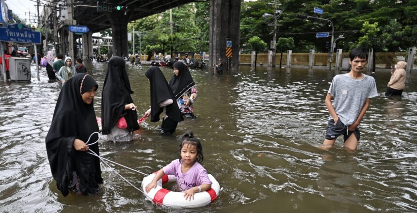 Bangkok’ta seller nedeniyle binlerce kişi tahliye edildi