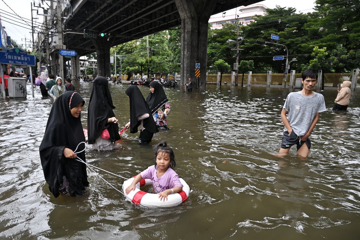 Bangkok’ta seller nedeniyle binlerce kişi tahliye edildi