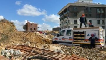Başakşehir’de istinat duvarı çöktü: Bir işçi göçük altında