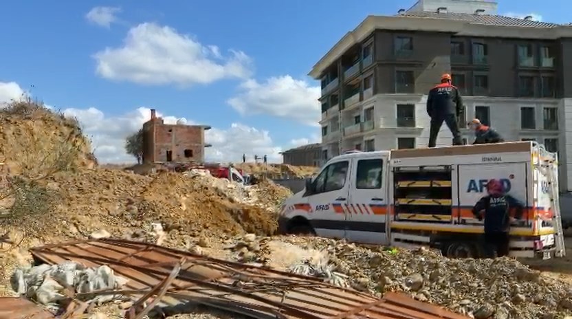 Başakşehir’de istinat duvarı çöktü: Bir işçi göçük altında