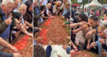 Bursa’da ilginç görüntü. 700 kişi aynı tepsiden 50 kilo iskender yedi