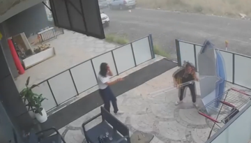 Çalışanların zor anları: Şiddetli rüzgarda şemsiyeyle savruldular