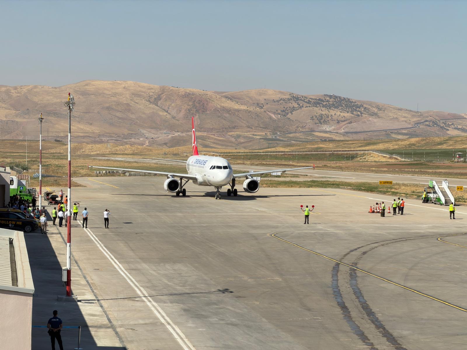Çalışmalar bitti, havalimanı yeniden açıldı. İlk uçak İstanbul’dan geldi