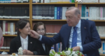 Cumhurbaşkanı Erdoğan öğrencilerle türkü söyledi