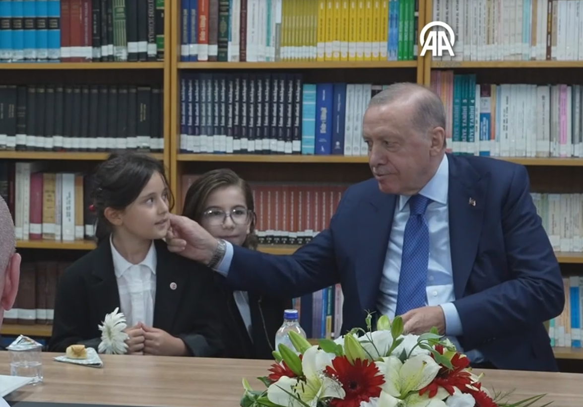 Cumhurbaşkanı Erdoğan öğrencilerle türkü söyledi