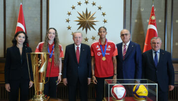 Cumhurbaşkanı Erdoğan, şampiyon milli voleybolcuları kabul etti