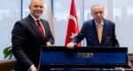 Cumhurbaşkanı Erdoğan tabanca hediye etmişti. Polonya lideri Nawrocki’den kılıç hediyesi