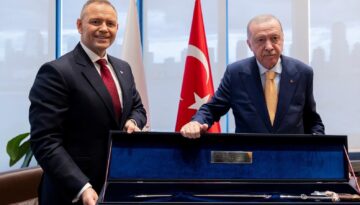 Cumhurbaşkanı Erdoğan tabanca hediye etmişti. Polonya lideri Nawrocki’den kılıç hediyesi