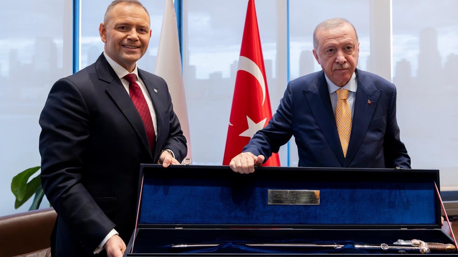 Cumhurbaşkanı Erdoğan tabanca hediye etmişti. Polonya lideri Nawrocki’den kılıç hediyesi