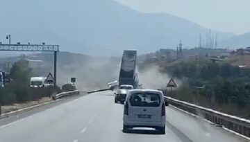 Dorsesini açık unutan tır EDS levhasını yerinden söktü