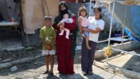 Ev sahibi olmak isterken dolandırıldı, 5 çocuğuyla ahırdaki çadırda kalıyor