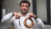 Ezber bozan lezzet. Ordu’da hamsili simit satılıyor