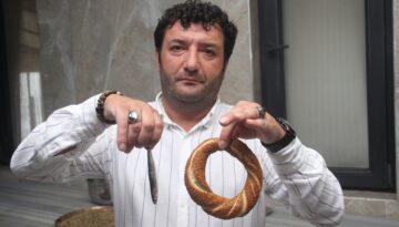 Ezber bozan lezzet. Ordu’da hamsili simit satılıyor