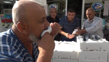 Fiyatı 100 liraya düştü. Sevinçten çiğ çiğ yedi