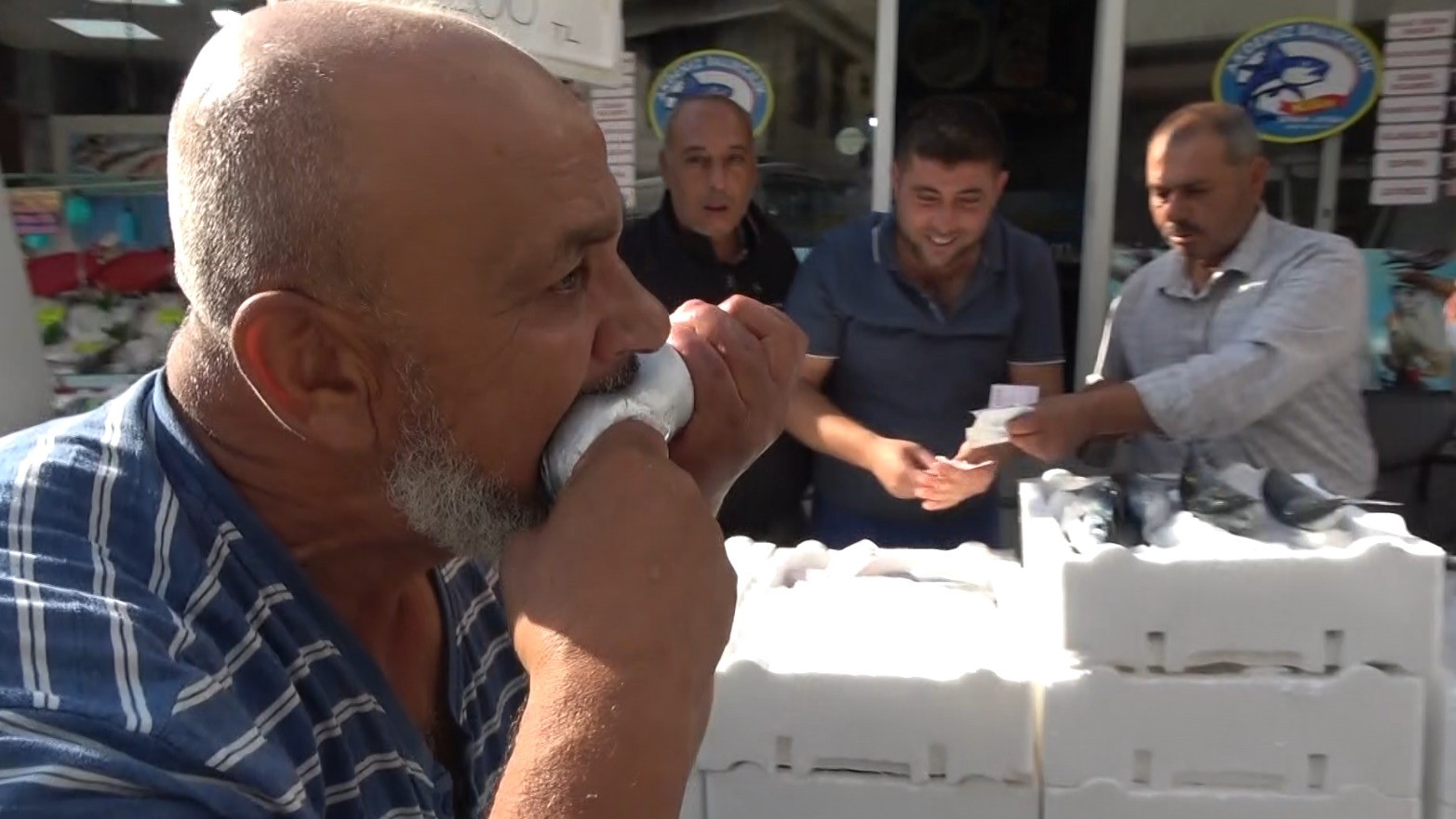 Fiyatı 100 liraya düştü. Sevinçten çiğ çiğ yedi