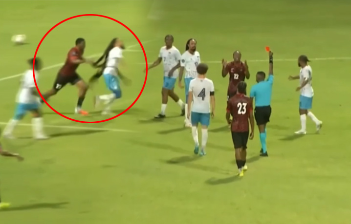 Futbol tarihinde görülmedi. Saçını çeken kırmızı yedi, 9 kişi kaldılar