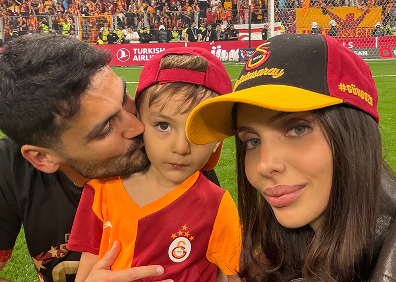 Galatasaraylı yıldızın eşinden çok sert çıkış. “Bana değil teknik direktörünüze sorun”