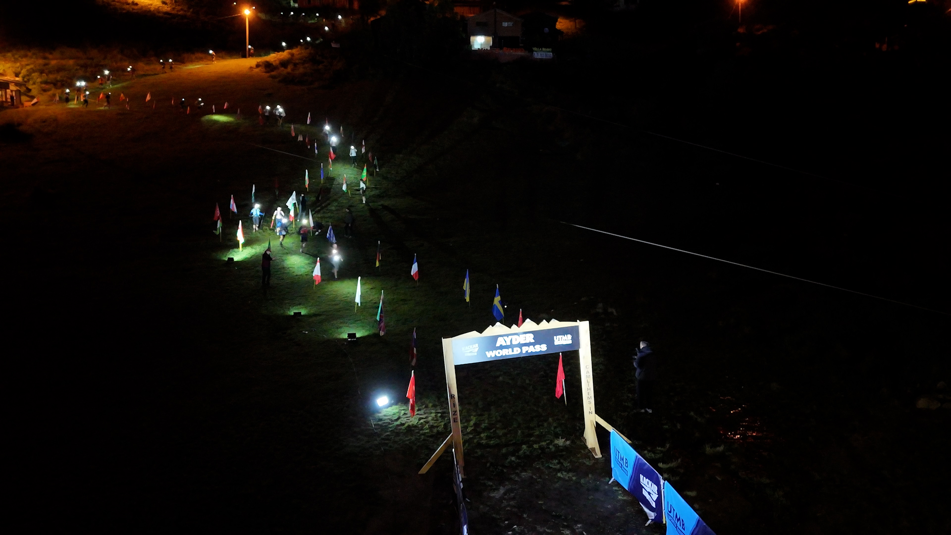 Geceyi kafa lambalarıyla aydınlattılar. 62 ülkeden 2 bin sporcu Rize’de