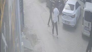 Genç kadını erkek arkadaşından kurtarmak isterken bıçaklandı