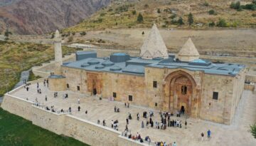 “Görmeden ölmeyin” deniyor. 798 yıllık tarihi yapı, taş işçiliğiyle dikkat çekiyor