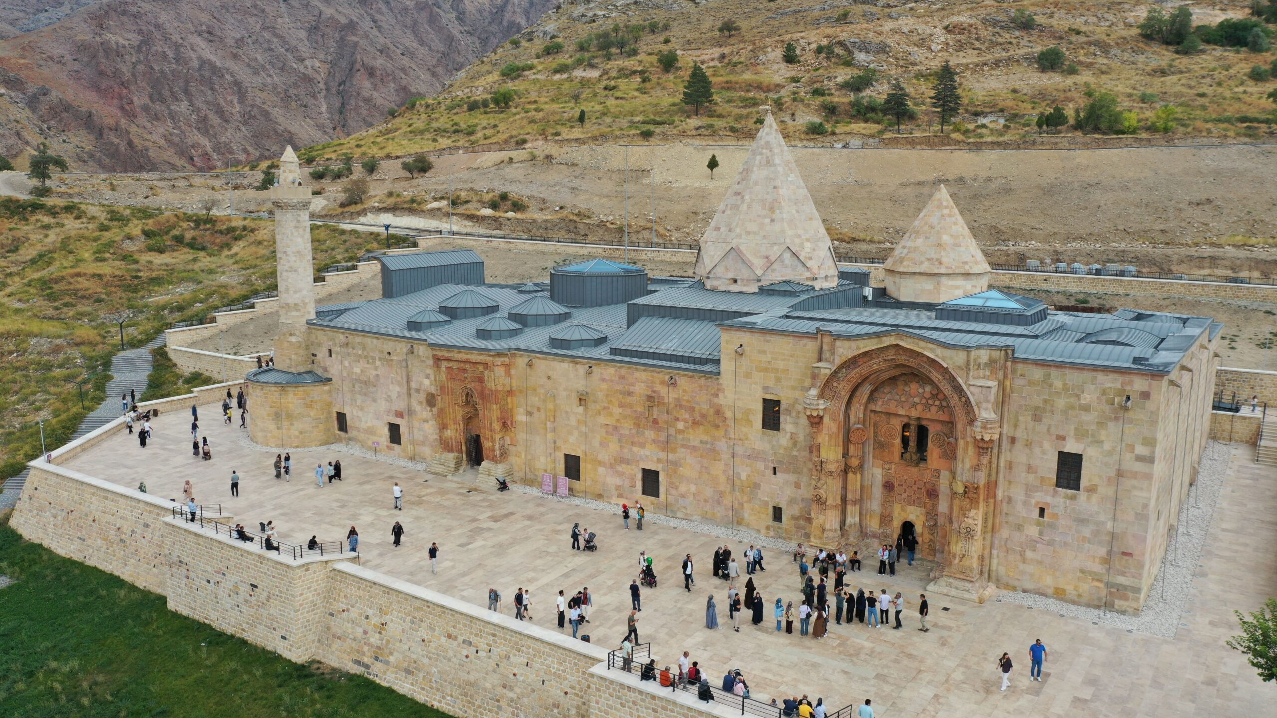 “Görmeden ölmeyin” deniyor. 798 yıllık tarihi yapı, taş işçiliğiyle dikkat çekiyor