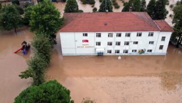 Görüntüler Sakarya’dan: Yollar ve evler sular altında
