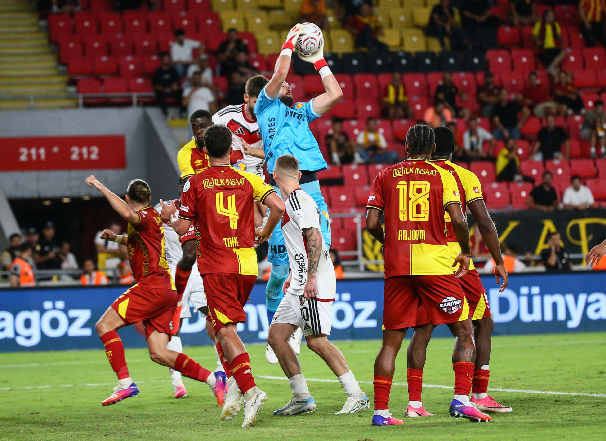 Göztepe kalecisi Gugeshashvili’den taraftara sert sözler. ”Bir gün mutlaka karşılaşacağız”
