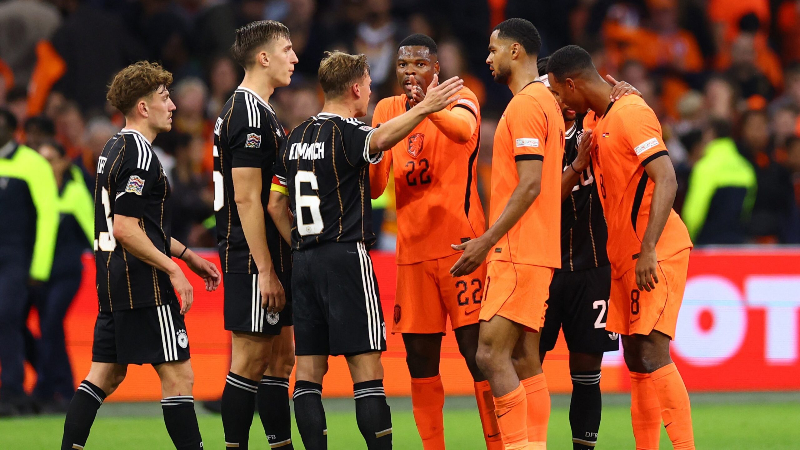 Hollanda-Almanya maçı herkesin dilinde. Hakemin gol kararı dünyayı ikiye böldü
