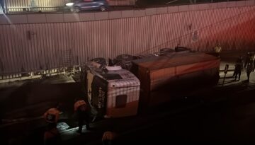 İBB’ye bağlı asfalt kamyonu alt geçit yoluna düştü