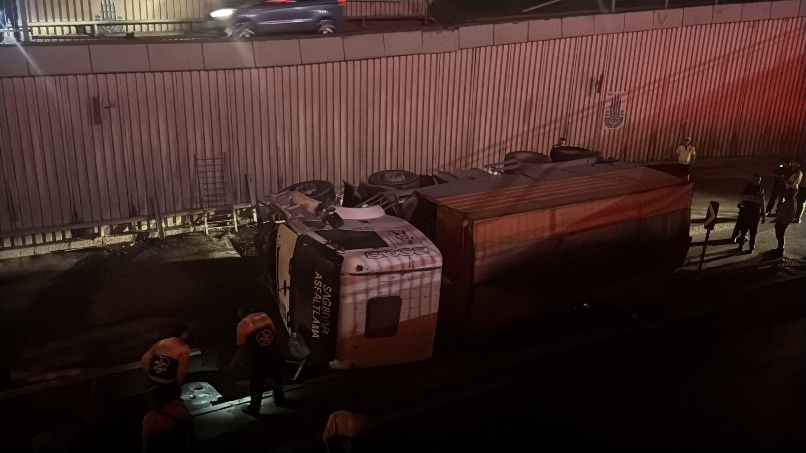 İBB’ye bağlı asfalt kamyonu alt geçit yoluna düştü