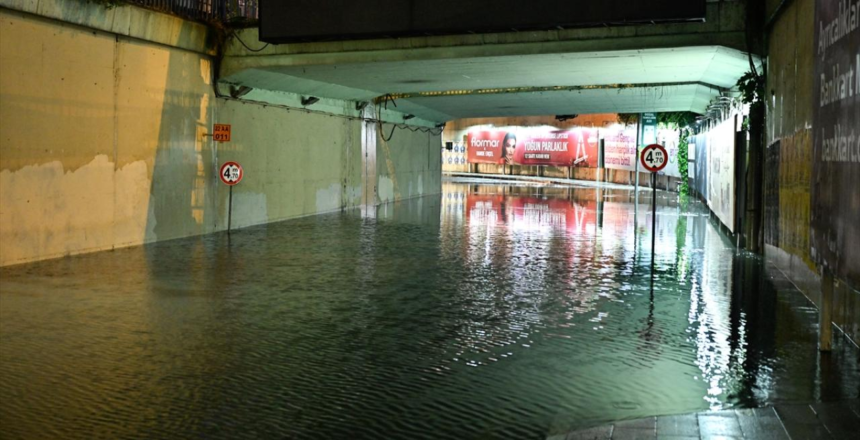İstanbul’da kuvvetli yağış alarmı: Toprak kayması, çökme ve su baskınları yaşandı