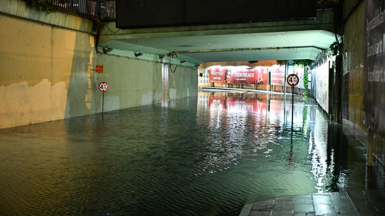İstanbul’da kuvvetli yağış alarmı: Toprak kayması, çökme ve su baskınları yaşandı