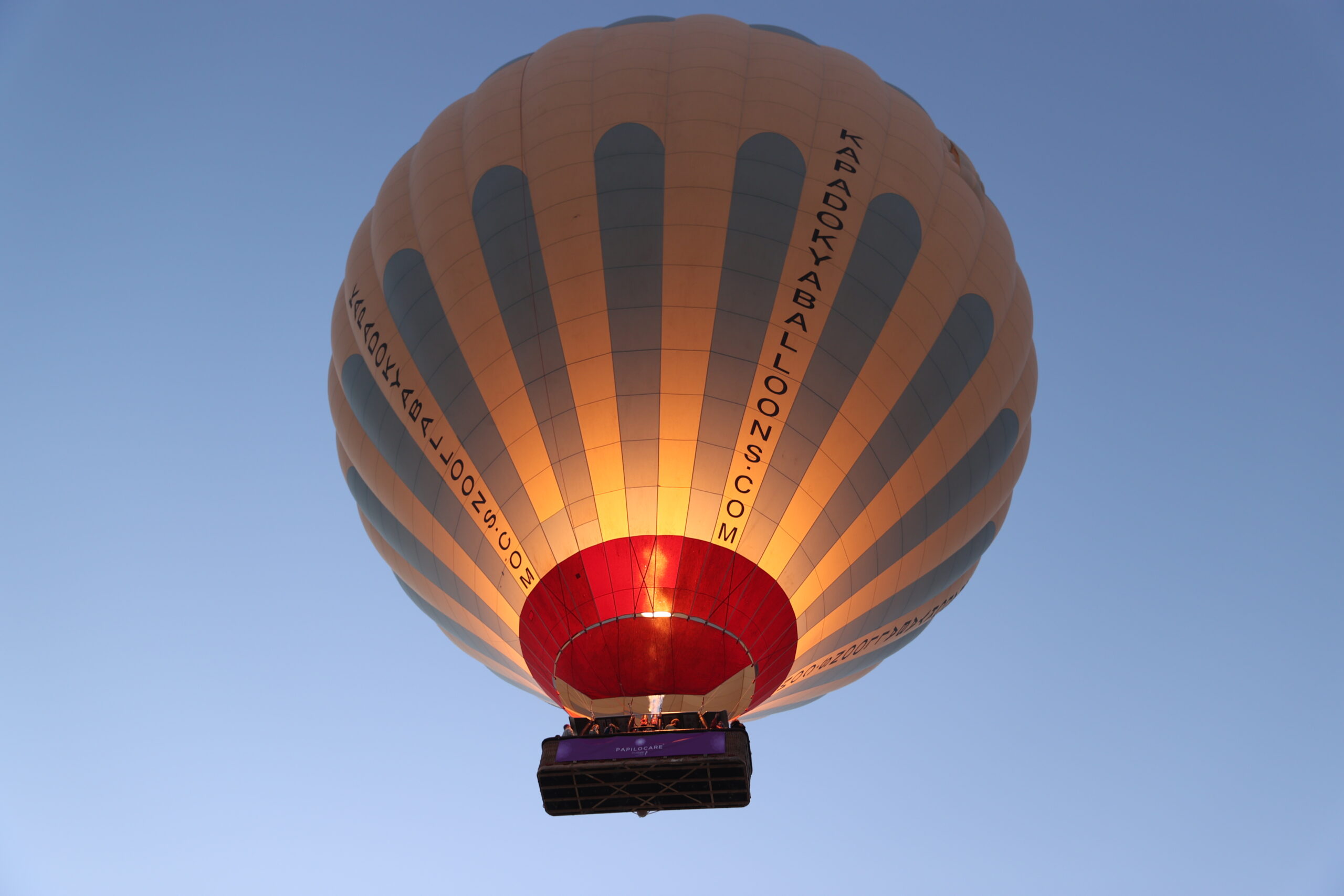 Kapadokya’da kanser farkındalığı için balonlu uçuş