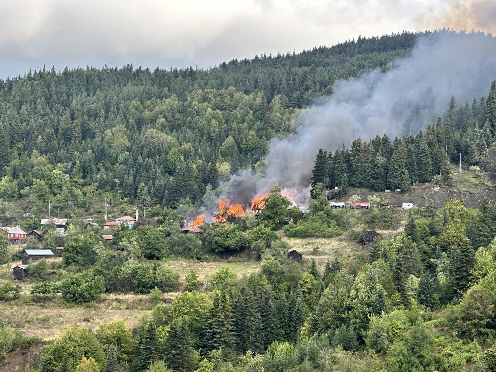 Kastamonu’da köy yangını. Alevler yedi eve sıçradı, müdahale sürüyor