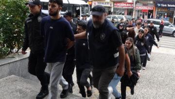 Kendilerini noter olarak tanıtıp 55 ilde dolandırıcılık yapan 18 şüpheli yakalandı