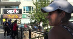 Korkuluklara tırmanan adam 3 saatte ikna edildi. Fransız kadın başından hiç ayrılmadı