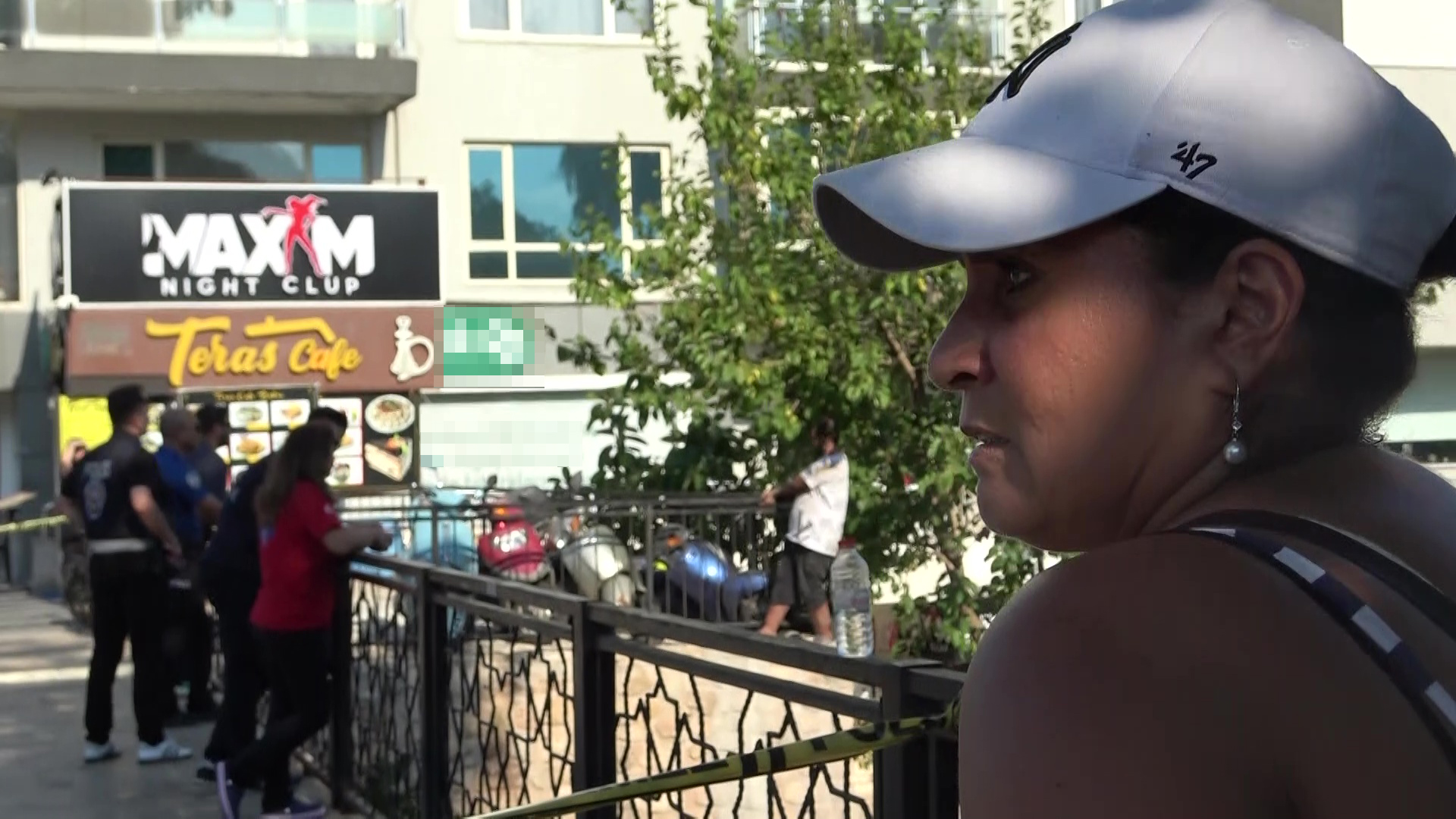 Korkuluklara tırmanan adam 3 saatte ikna edildi. Fransız kadın başından hiç ayrılmadı