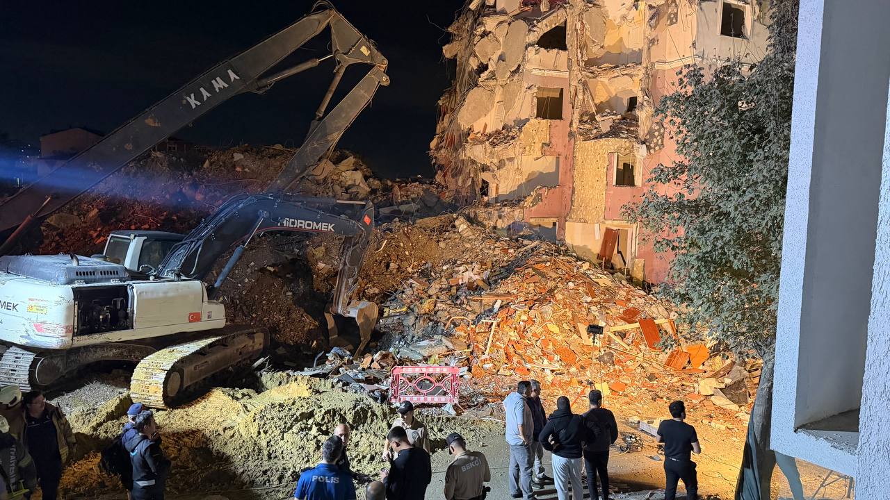 Küçükçekmece’de yıkım sırasında bina çöktü: 2 kişi yaralandı