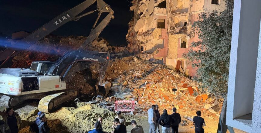 Küçükçekmece’de yıkım sırasında bina çöktü: 3 kişi yaralandı