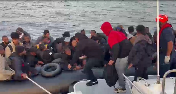 Kuşadası ve Didim açıklarında 84 düzensiz göçmen yakalandı