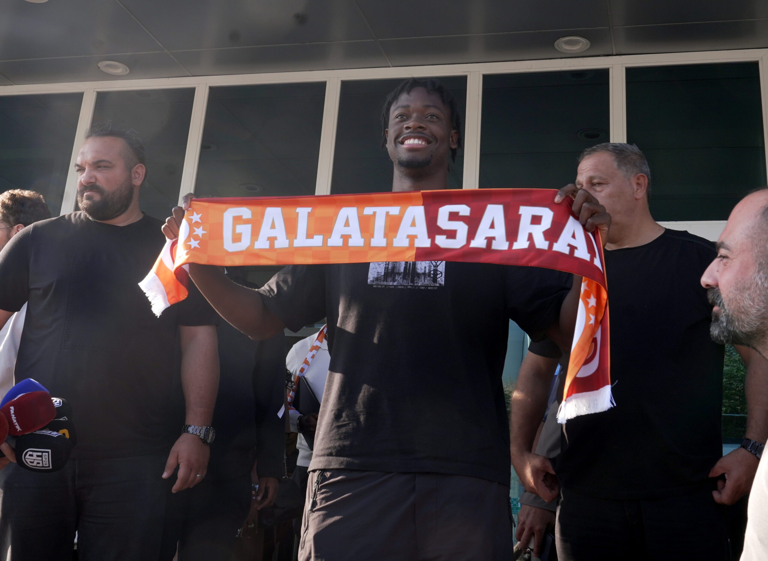 Maliyeti belli oldu. Galatasaray, Fransız futbolcu Bitshiabu’yu kadrosuna kattı