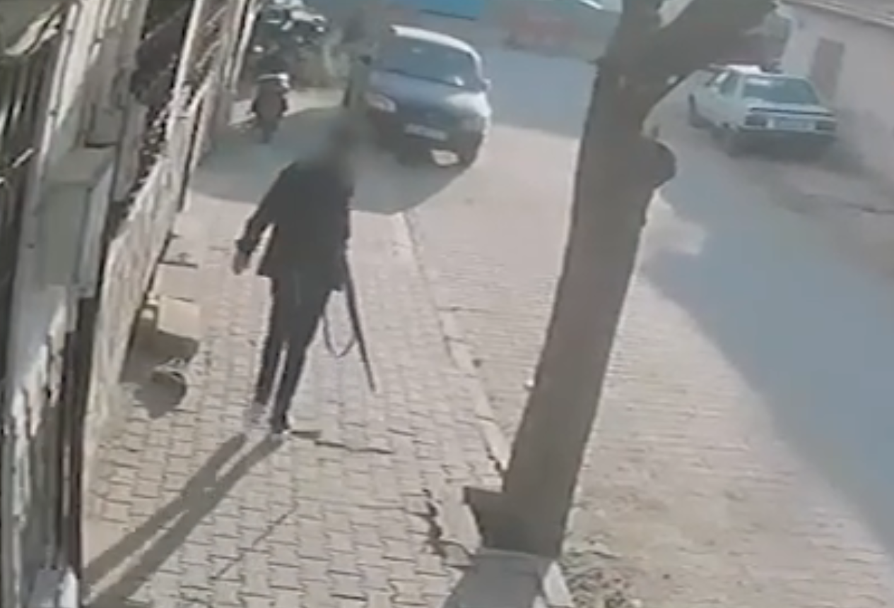 Manisa Turgutlu’da lise önünde silahlı saldırı. Kaçan saldırgan böyle görüntülendi