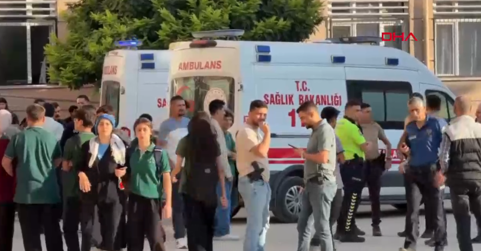 Manisa Turgutlu’da lisenin önünde silahlı saldırı: Yaralılar var