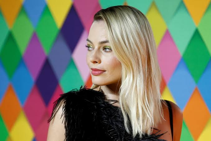 Margot Robbie, eşinin soyadını aldı, hayranları şaşkına döndü