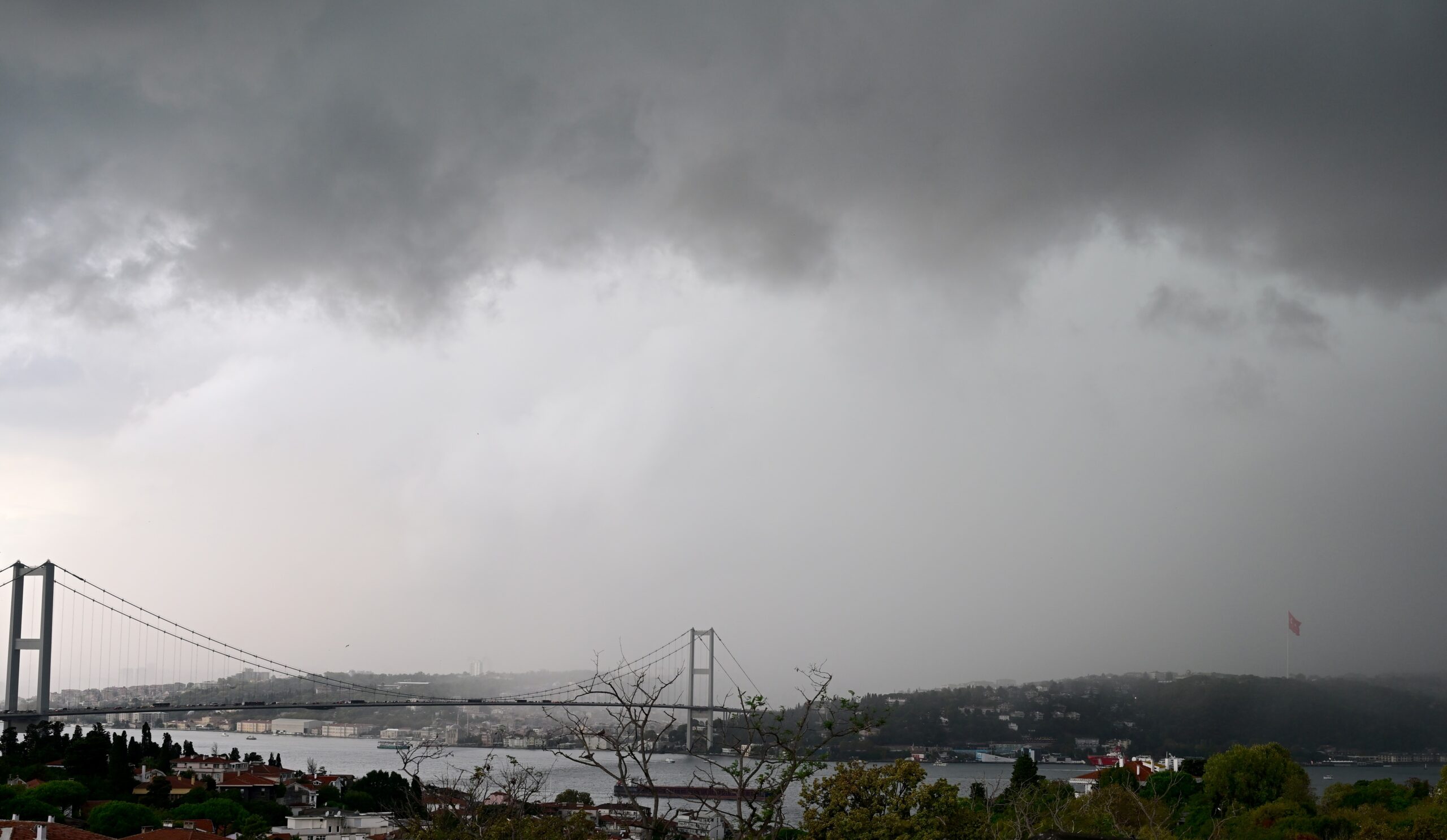 Meteorolojiden sağanak alarmı. İş çıkış saatine dikkat, kuvvetli yağış ve fırtına geliyor
