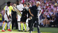 Mourinho basın toplantısında çıldırdı, hakeme ateş püskürdü. Fotoğraflarla gösterdi