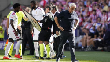 Mourinho basın toplantısında çıldırdı, hakeme ateş püskürdü. Fotoğraflarla gösterdi