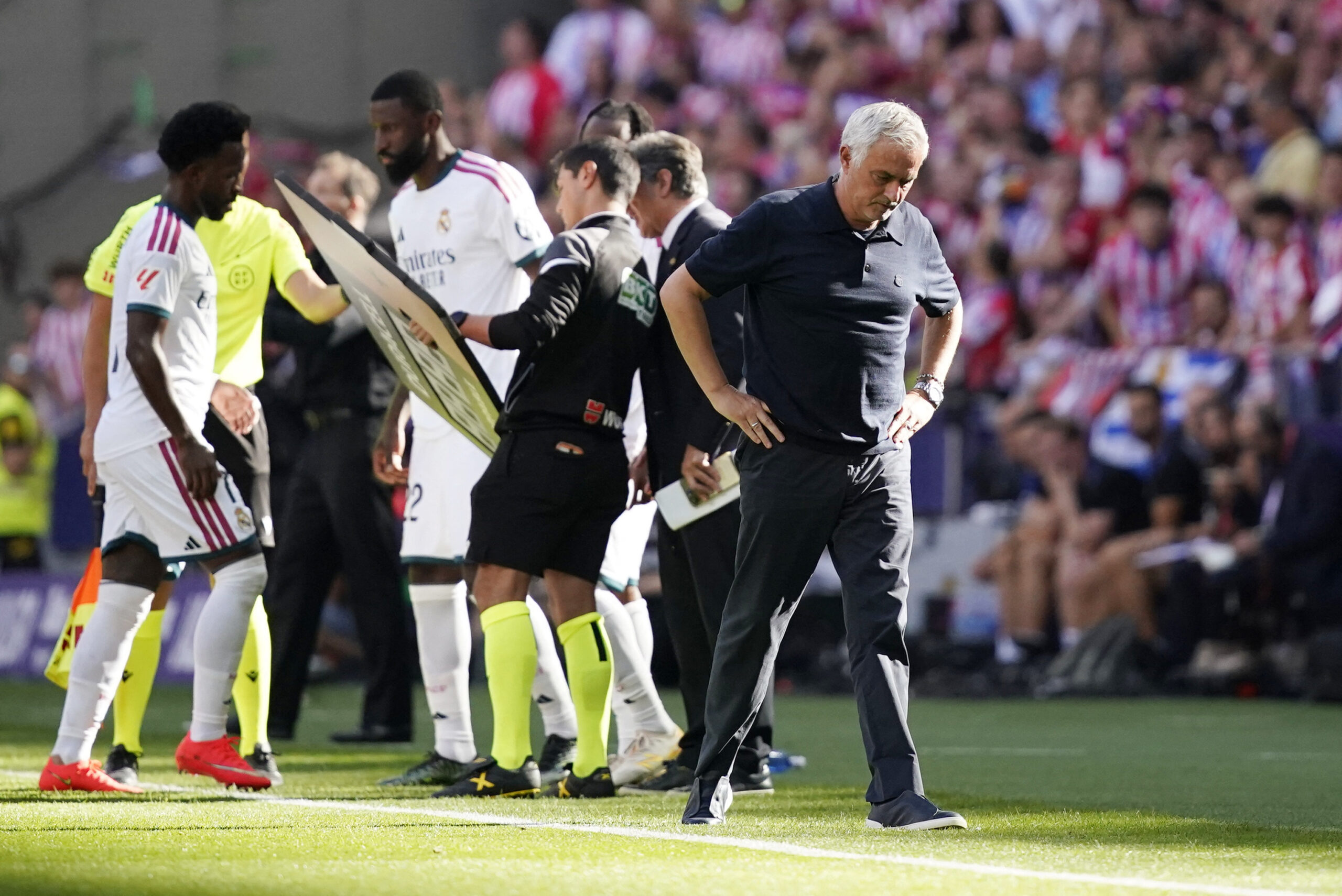 Mourinho basın toplantısında çıldırdı, hakeme ateş püskürdü. Fotoğraflarla gösterdi