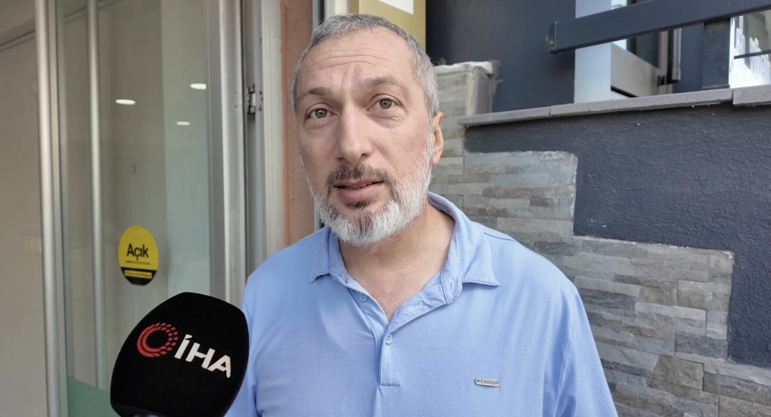 Ofisteki gizemli sesin peşine düştü, tabelayı sökünce gerçek ortaya çıktı