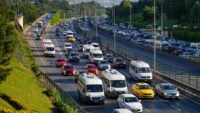 Okullar açılıyor, trafik artıyor. İstanbul’da araçlar dur kalk ilerliyor